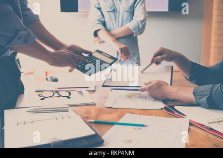 Riunioni di team aziendali e per discutere del piano di progetto. Investitore professionale lavorando con il progetto di business insieme. Foto Stock