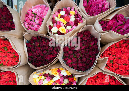 Bangkok in Thailandia, mazzi di rose rosse avvolto in carta marrone al pak khlong talat il mercato dei fiori Foto Stock