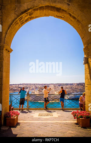 Turisti in Upper Barrakka Gardens a La Valletta, Malta in una giornata di sole Foto Stock