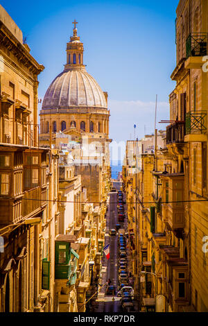 Basilica di Nostra Signora del Monte Carmelo cupola in Valletta, Malta in una giornata di sole Foto Stock