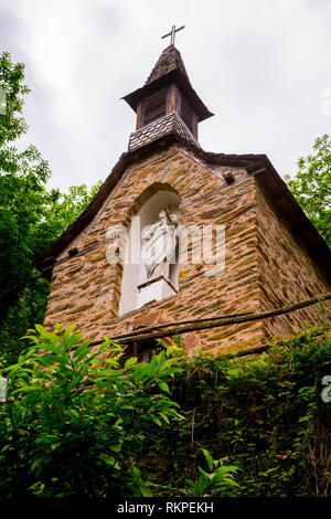 Chapelle Sainte Foy nel pittoresco villaggio di Conques in Francia. Il villaggio si trova sulla rotta dei pellegrini del Camino de Santiago Compostella. Foto Stock