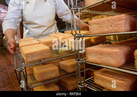 La stagionatura del formaggio Maroilles.Caption locale *** Foto Stock