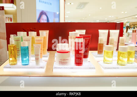 HONG KONG - 02 settembre 2016: prodotti cosmetici di New Town Plaza Shopping Mall. New Town Plaza è un centro commerciale per lo shopping nel centro della città di Sha Tin in Hong Kon Foto Stock