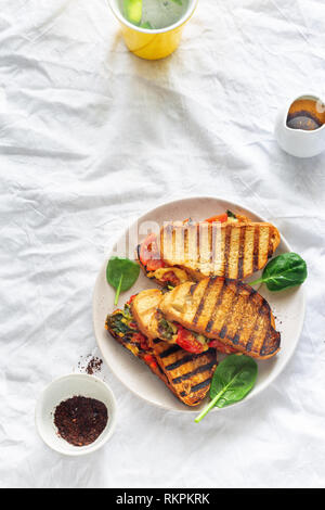 Vegetariano formaggio grigliato panino su sfondo bianco vista dall'alto. Una gustosa prima colazione Foto Stock