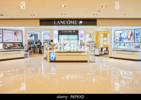 HONG KONG - 02 settembre 2016: prodotti cosmetici di New Town Plaza Shopping Mall. New Town Plaza è un centro commerciale per lo shopping nel centro della città di Sha Tin in Hong Kon Foto Stock