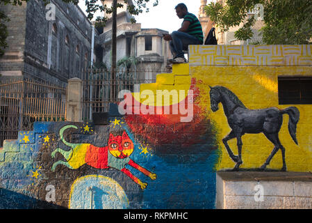Un uomo seduto sulla decorazione utilizzato fro Kala Ghoda ("Black Horse") Arts Festival di Fort, Mumbai, India Foto Stock