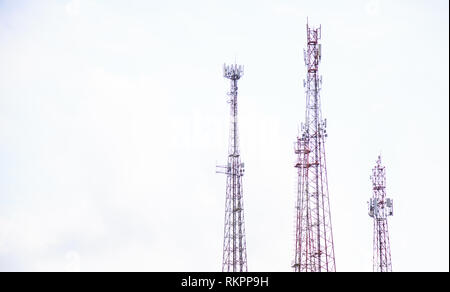 Antenne radio e torri, tall artificiali o controventato autoportanti tubolare metallico del tubo telaio strutture edificio progettato per il supporto di antenne per telecommuni Foto Stock