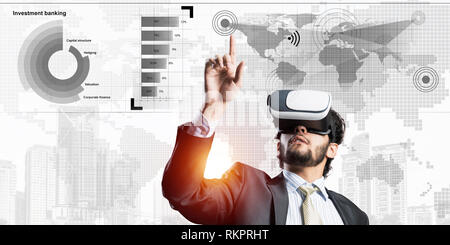 Vivendo la realtà virtuale come nuovo concetto di tecnologie per il business. I supporti misti Foto Stock