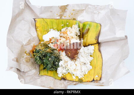 Nasi lemak ikan bungkus tonno, una tradizionale Indonesiana fritti tonno piccante con riso e verdure Foto Stock