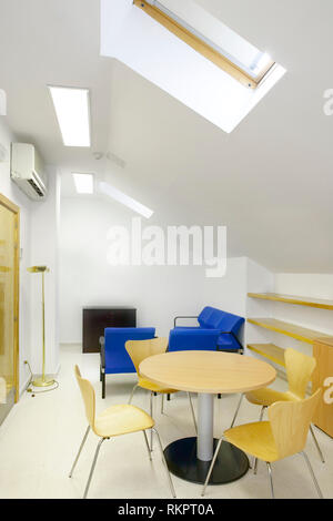 Vuoto poco bianco camera con lucernari. Il design contemporaneo. In verticale Foto Stock