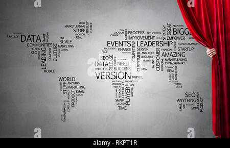 Mappa mondo dietro la cortina di panneggio e la mano di apertura Foto Stock