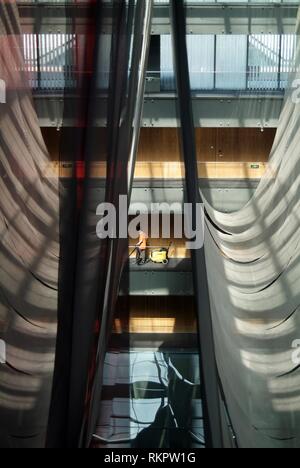 Il personale di aspirare nella lobby del fronte House Hotel, uno di Pechino la nuova ondata di boutique hotels. Progettato dall architetto giapponese Kengo Kumar, th Foto Stock