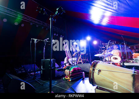 Seckou Keita suona la kora live at Beltane Fire Festival, East Sussex, Regno Unito Foto Stock