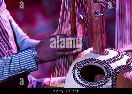 Seckou Keita suona la kora live at Beltane Fire Festival, East Sussex, Regno Unito Foto Stock