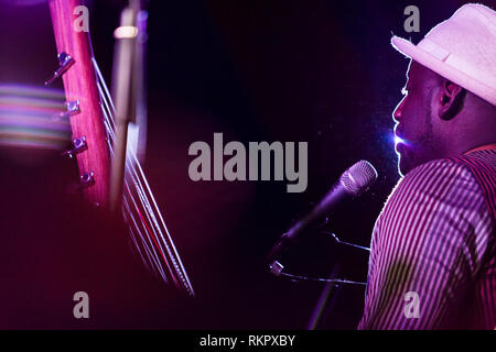 Seckou Keita suona la kora live at Beltane Fire Festival, East Sussex, Regno Unito Foto Stock