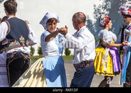 Ballerini folcloristici cechi che ballano durante la fiera rurale del villaggio moravo, Hody in Velke Pavlovice, Moravia meridionale, Repubblica Ceca Foto Stock