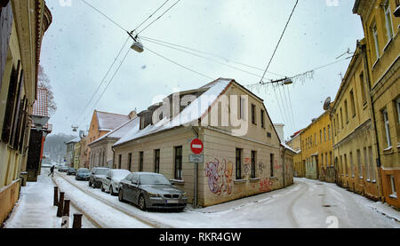 Old town street panorama di nevicata. Vista invernale di Kaunas, Lituania. Foto Stock