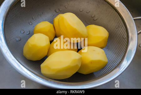 Le patate in un setaccio Foto Stock