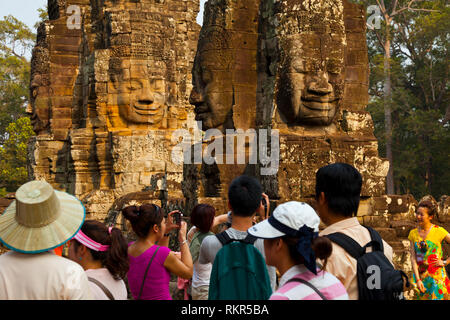 Face-torri. Terrazza superiore. Tempio Bayon. Angkor. Città di Siem Reap, Siem Reap provincia. In Cambogia, in Asia Foto Stock