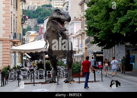 I dinosauri in giro per la città 1:1 La riproduzione in scala dinosaur Tyrannosaurus rex esposta nella città di Cosenza calabria italia 2018 Foto Stock