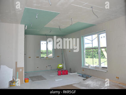 Chiudere fino a soffitto costruzione dettagli con filo di elettricità. Costruzione Edilizia gesso pareti e soffitto. Travi del soffitto di casa sotto C Foto Stock