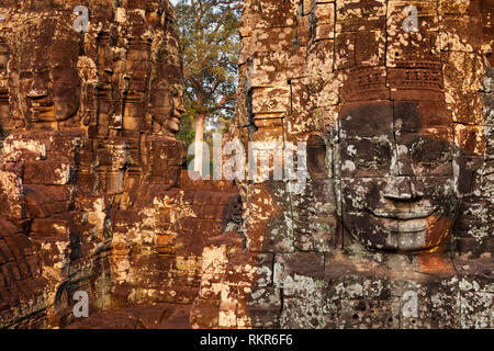 Face-torri. Terrazza superiore. Tempio Bayon. Angkor. Città di Siem Reap, Siem Reap provincia. In Cambogia, in Asia Foto Stock