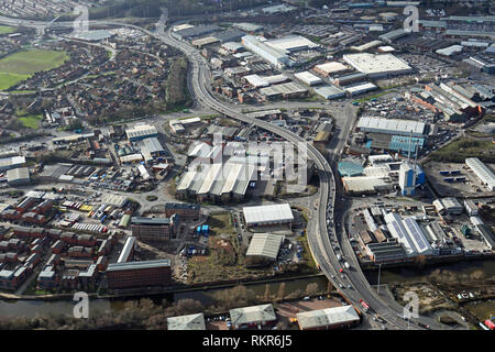 Vista aerea del vento A61 strada a sud Leeds attraverso Hunslet Foto Stock