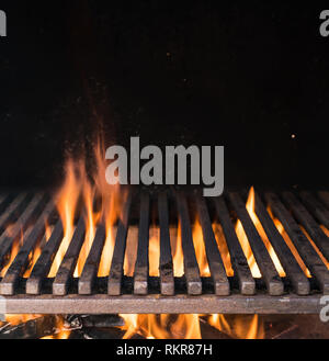 Svuotare la griglia e lingue di fuoco di fiamma. Barbeque sfondo notturno. Foto Stock