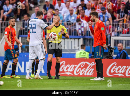 Mosca, Russia - Luglio 1, 2018. Spagna national football team di giocatori Gerard Pique e Koke con la Russia la squadra nazionale scontrino Artem Dzyuba e arbitro B Foto Stock