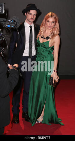 Tom Sturridge; Sienna Miller arriva per il British Fashion Awards 2013 al London Coliseum Foto Stock