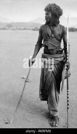 Guerriero hadendoa, Sudan, africa 1920 1930 Foto Stock