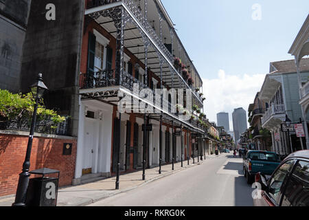 Quartiere Francese di New Orleans, in Louisiana, Stati Uniti d'America. Il paesaggio urbano della città americana con vecchi edifici Foto Stock
