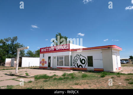 Abbandonata la stazione di rifornimento di carburante su una autostrada US in Tucumcari, Nuovo Messico, Stati Uniti d'America, lungo la mitica Route 66. Vista di una piccola cittadina americana Foto Stock