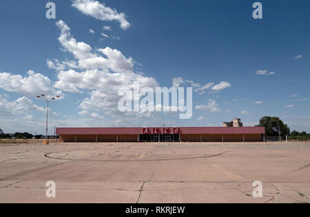 Abbandonato ALCO store di Tucumcari, Nuovo Messico, Stati Uniti d'America, lungo la mitica Route 66. Vista di una piccola cittadina americana nel sud-ovest USA Foto Stock