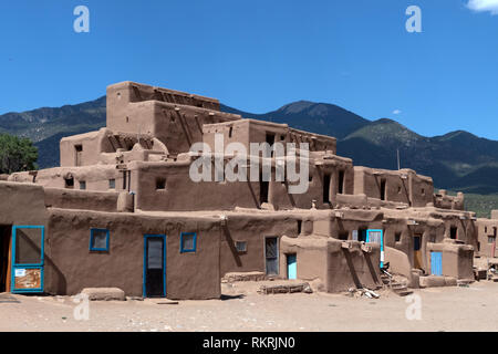 Edificio a Taos Pueblo, New Mexico, Stati Uniti d'America. Vista del piccolo villaggio dei nativi americani nel sud-ovest degli Stati Uniti abitati dagli indiani Tiwa Foto Stock