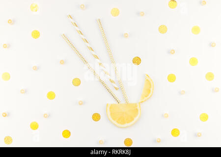 Creative overhead flatlay vista dall'alto di agrumi fette di limone e caramelle tavolo bianco sfondo con copyspace. Estate calda limonata ristoro concetto. Bev Foto Stock