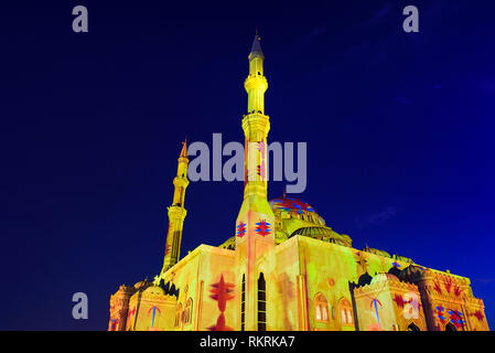 La moschea illuminata in Emirato di Sharjah durante il festival della luce Foto Stock