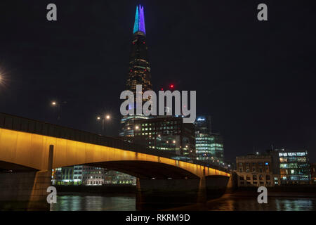 Luci di Shard display & London Bridge, Londra, Inghilterra. Foto Stock