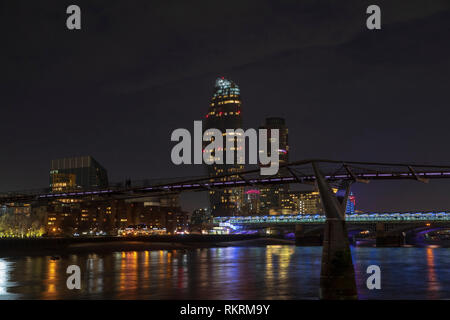 Londra Millennium Footbridge & uno Blackfriars a Londra, Inghilterra. Foto Stock