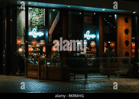 Barra illuminata a Rotterdam durante la notte Foto Stock