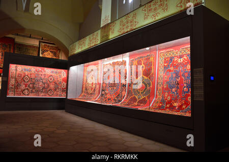Istanbul, Turchia - 23 aprile 2017. Vista interna del museo di tappeti in Istanbul, con antichi tappeti sul display. Foto Stock
