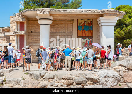 Gruppo turistico per un tour guidato nel Palazzo di Knossos. Vicino a sud Propylaeum con processione affresco. Heraklion. Creta, Grecia Foto Stock