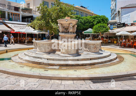 I turisti resto vicino al Venetian Morosini fontana nella piazza dei Leoni di Heraklion. Creta, Grecia Foto Stock