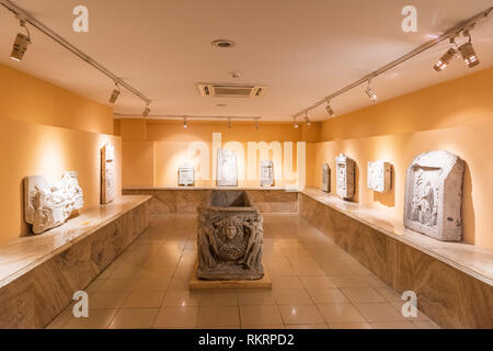 Izmir, Turchia - 25 gennaio 2019. Vista interna di Izmir Museo di storia ed arte a Izmir, con sculture antiche. Foto Stock