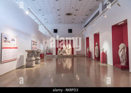 Izmir, Turchia - 25 gennaio 2019. Vista interna di Izmir Museo di storia ed arte a Izmir, con sculture antiche. Foto Stock