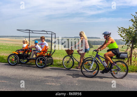 Vacanze estive, giro in bicicletta per famiglie, donne, bambini in bicicletta sulla strada di campagna South Moravia, Repubblica Ceca in bicicletta diversi Foto Stock