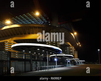 Stadio San Siro casa di Inter e Milan Football Club di Calcio in Milano Italia di notte. È anche noto come Giuseppe Meazza. Foto Stock