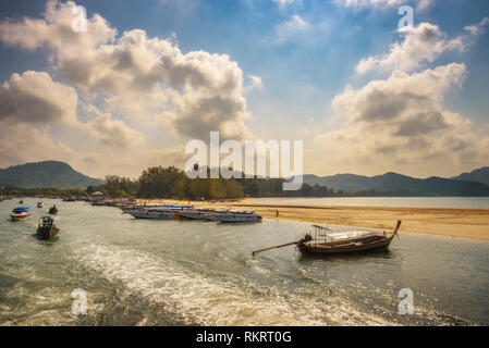 Lunga coda di parcheggio imbarcazioni a Ao Nang porta nella provincia di Krabi, Thail Foto Stock