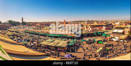 Vista la trafficata piazza Jamaa el Fna piazza del mercato di Marrakech, Marocco Foto Stock