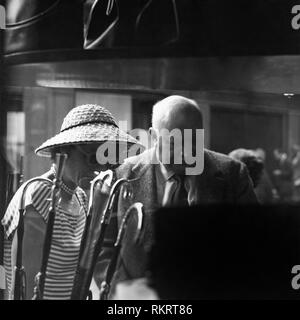 Shopping a Firenze, toscana, 1955 Foto Stock